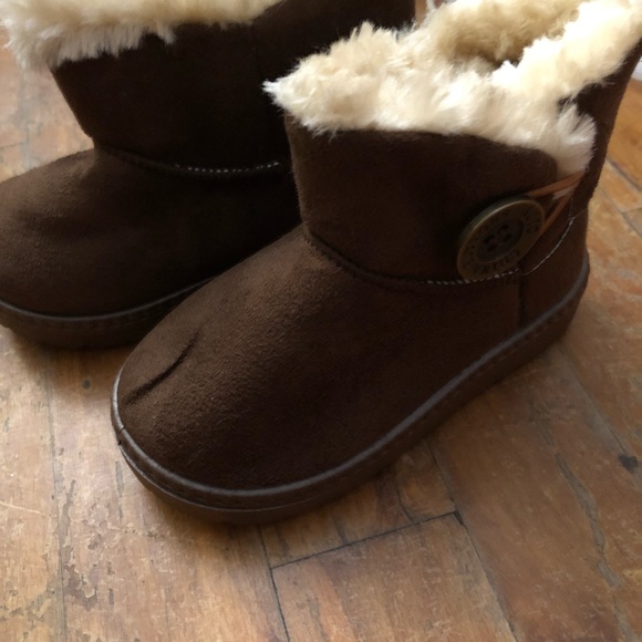 China Buttons City Fur Boots - Picture 2 of 3